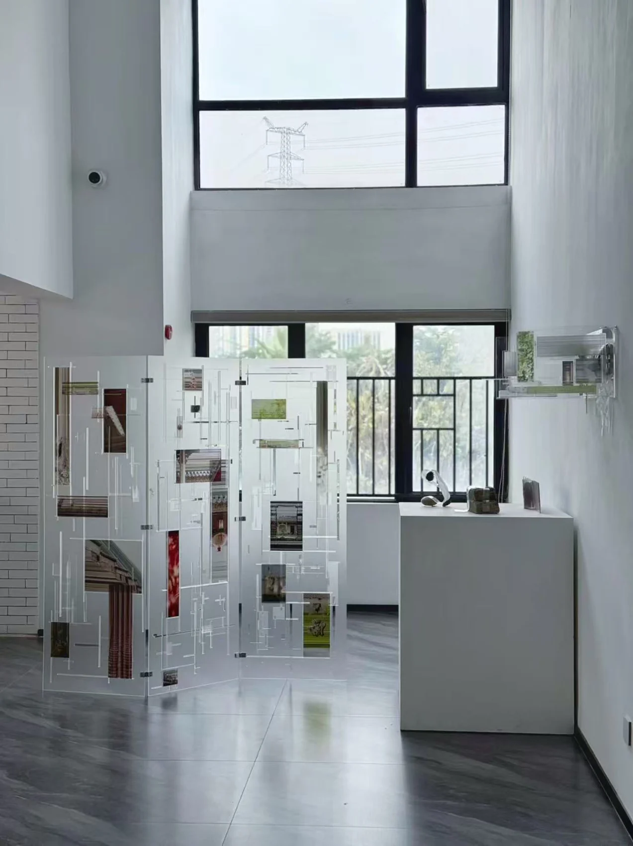 Window-lit display area inside the PaletteMomento studio.