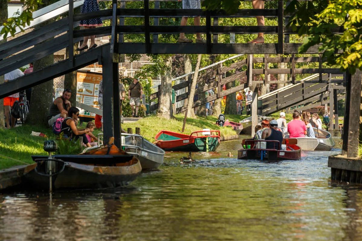 Canals and houses in Giethoorn